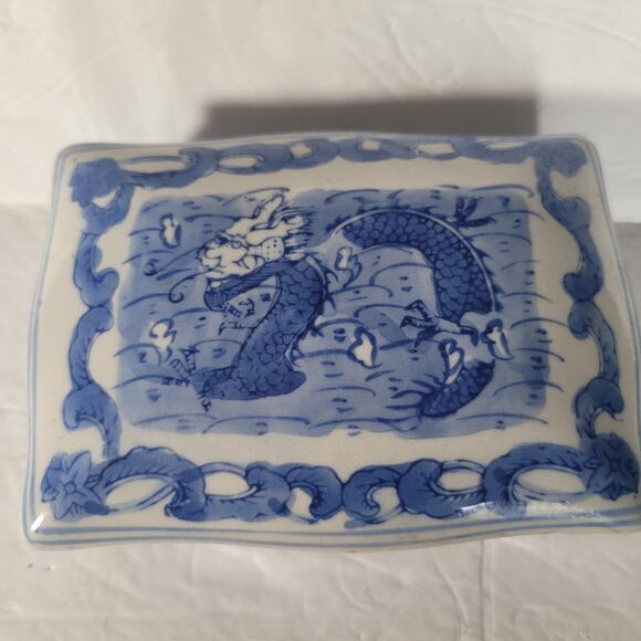 Chinese Blue and White Porcelain Scalloped Edge Vintage Trinket Box - Picture 1 of 7